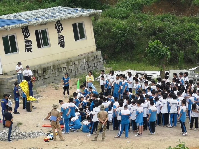 學(xué)生正在等待體驗地震體驗館