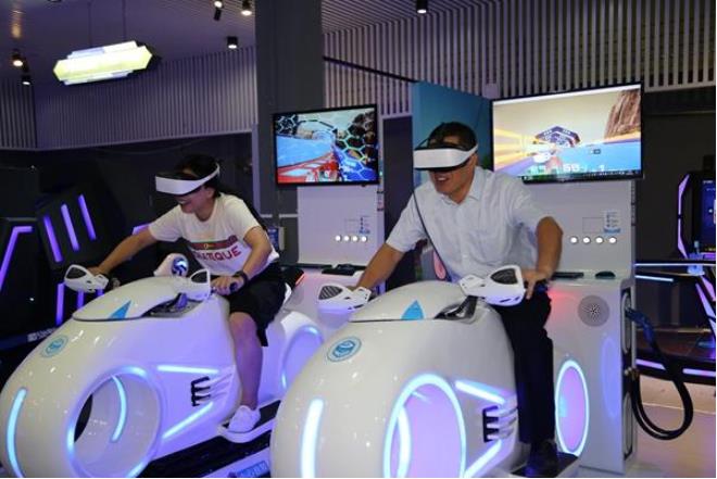 兩客人正在vr體驗館體驗刺激的vr摩托