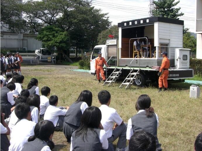 學生在學習參觀地震體驗車