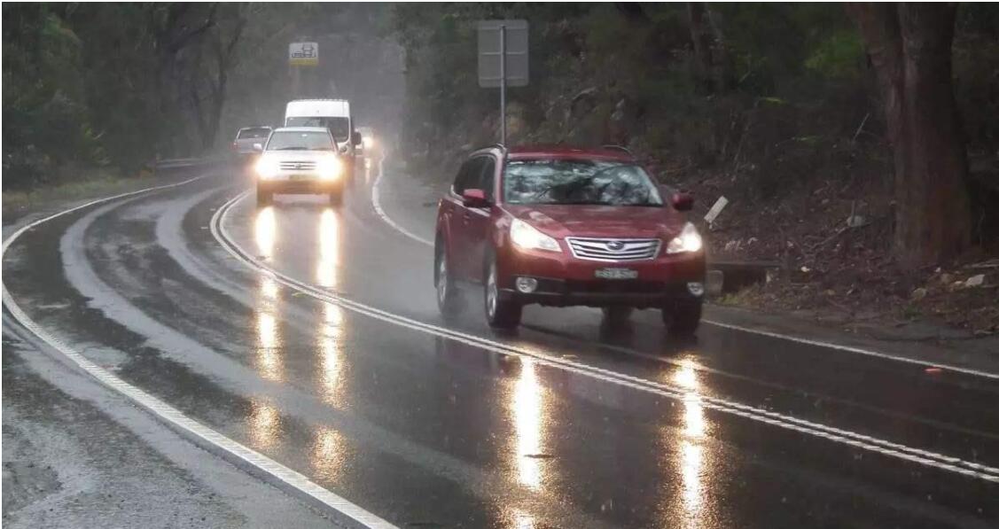 汽車行駛在雨天路上