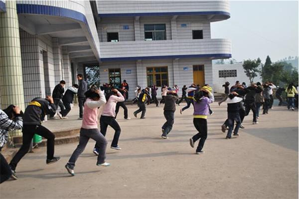 在公共場所發(fā)生地震應(yīng)該要如何去避險，地震科普體驗館給您支招