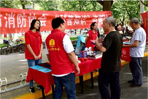 消防協(xié)會(huì)在小區(qū)宣傳消防科普知識(shí)